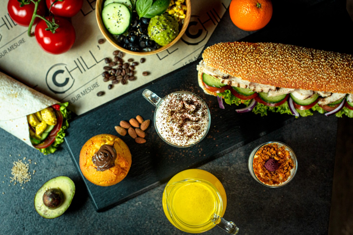 Photographie présentant certains produits proposés par le Chill: Un sandwich, un café, des dessert, une salade.